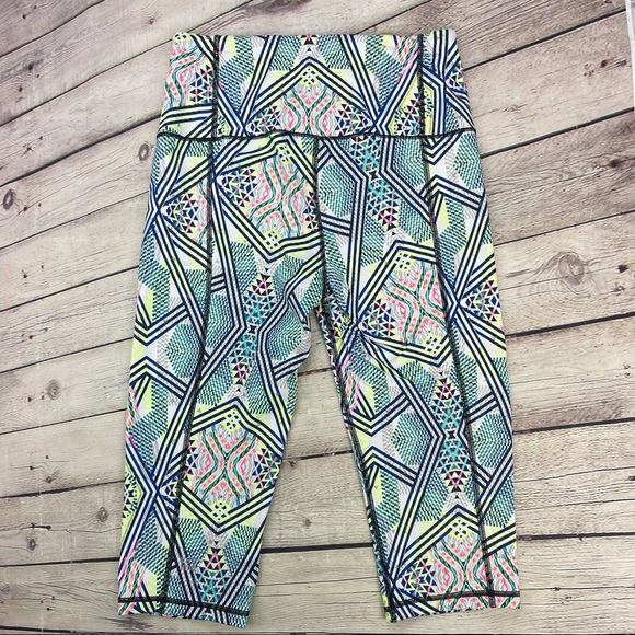 Victoria's Secret Women’s Geometric Capri Legging BasCourt KNOCKOUT Medium EUC - Picture 4 of 10